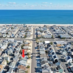 3 minute walk to the beach or the bay!