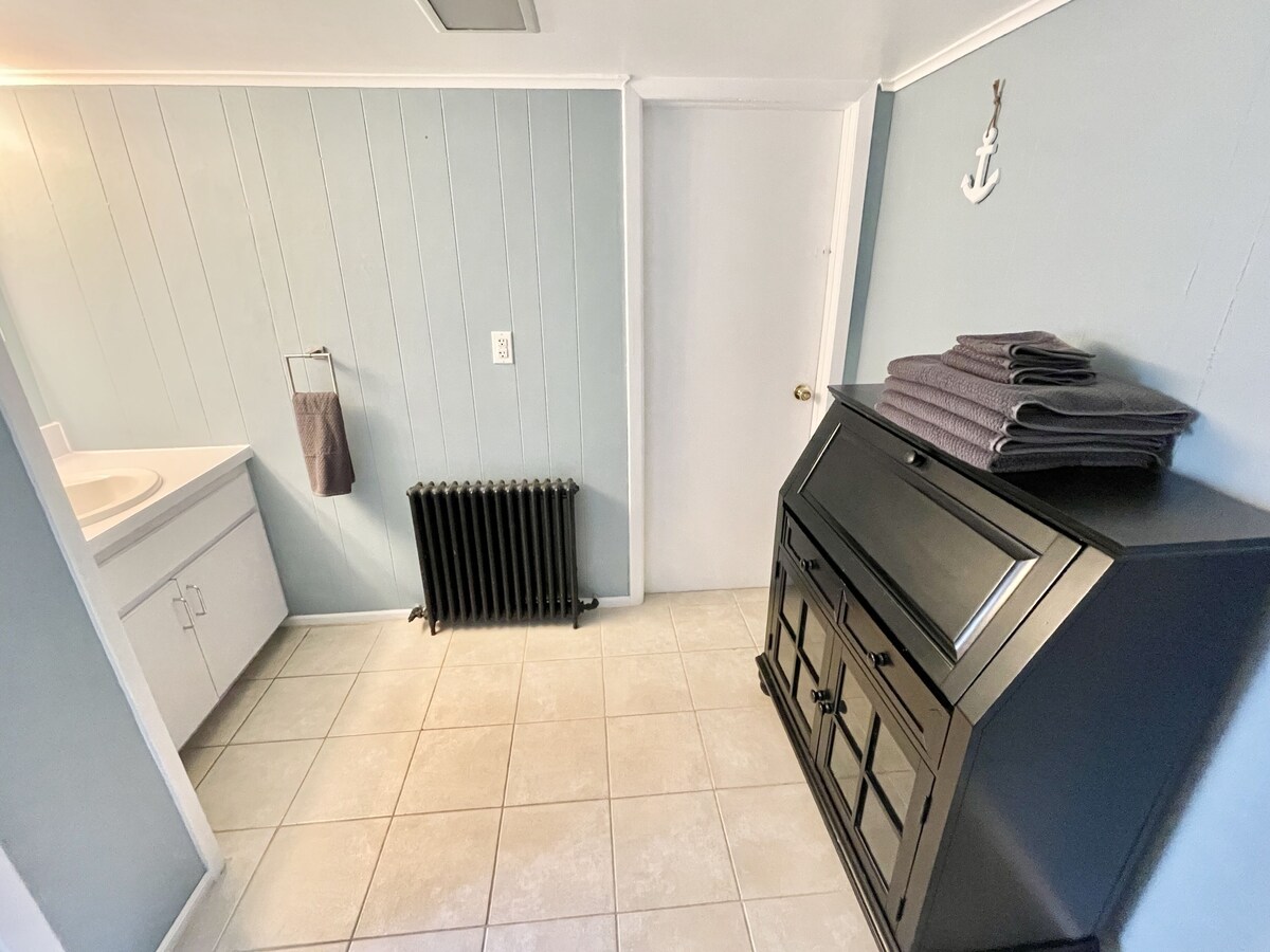 Cozy Coastal Getaway – 2 minute walk to the beach!