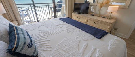 King Bed in Main Bedroom, Overlooks the Ocean