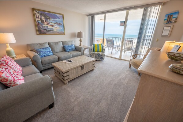 Direct Oceanfront, Beautifully Decorated!