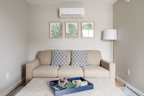 "The unit was very clean, organized and comfortable in every aspect. Additionally, we were in a great location and able to walk to many of our food/drink destinations."
-Christine, August 2022