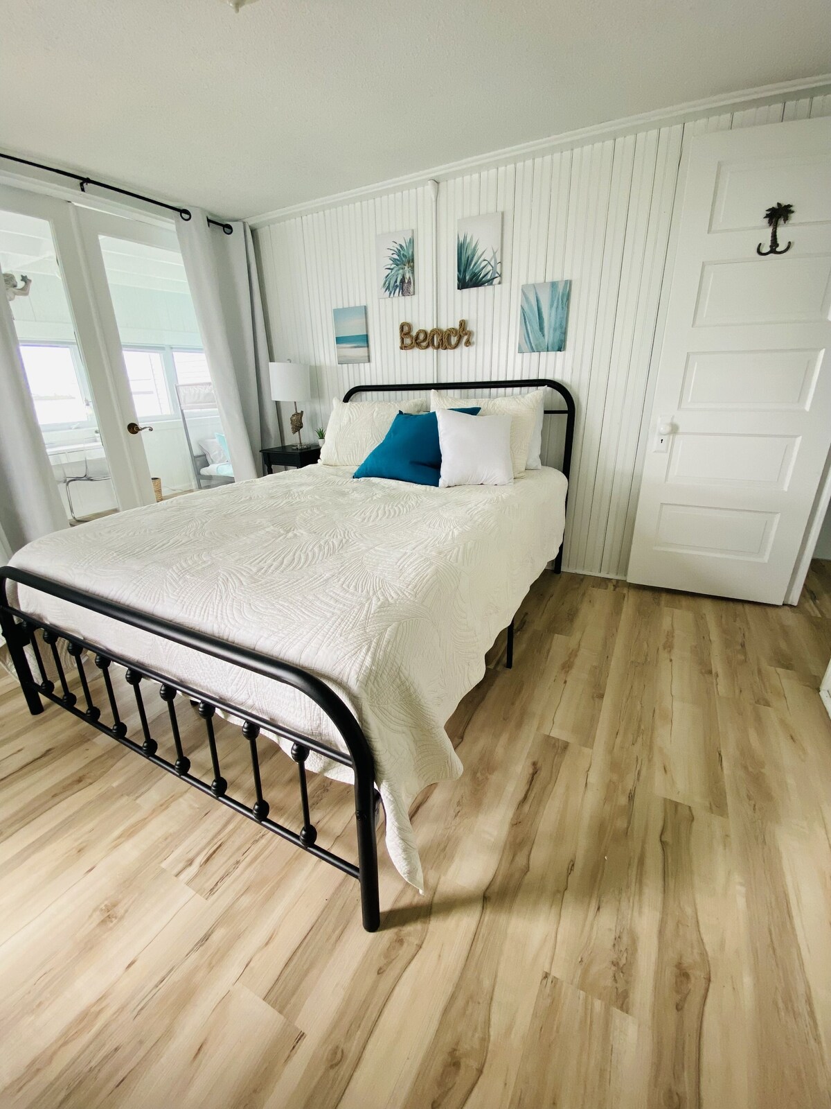 Direct Waterfront “The Palms” Vacation Home