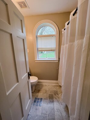 Bathroom with tub/shower