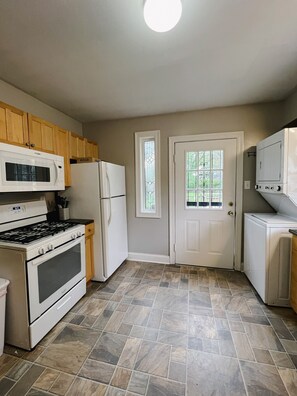 Full well-equipped kitchen, with stackable washer/dryer unit