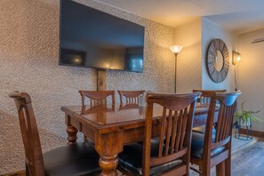 Seating for up to 10 guests