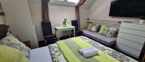 Room 2
 Level 3
Studio with Private bath
large smart TV free wifi
