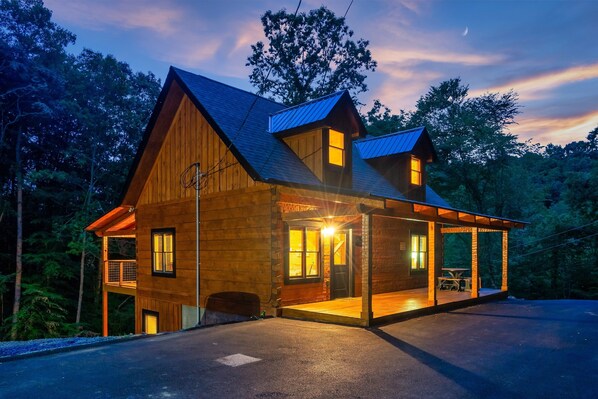 Forget everything and escape to the Smoky Mountains where you can be surrounded by nature and views for days! It'll be your home away from home in no time.