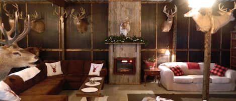 Rustic Lodge with fireplace, WIFI, smarttv with Hulu, and massage chair.