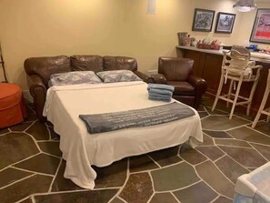 Pull out queen sofa.  Please request before check in