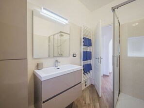 Robinet, Miroir, Luminaire Plomberie, Évier, Bâtiment, Propriété, Lavabo, Armoire De Toilette, Salle De Bains, Maison