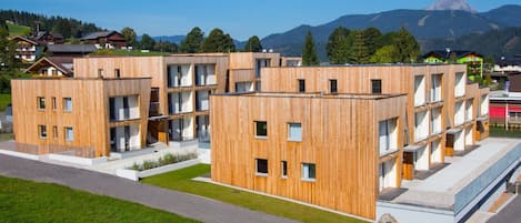 Himmel, Gebäude, Wolke, Fenster, Pflanze, Baum, Grundstueck, Urban Design, Holz, Gras