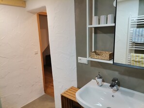 Ferienwohnung  1 - 52 qm mit zwei Schlafzimmern großem Südbalkon-das Badezimmer