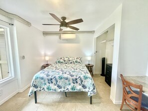 Bedroom 2 (Queen Bed)