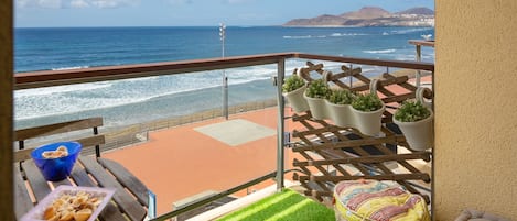 Terraza con vistas al mar al lado del salón