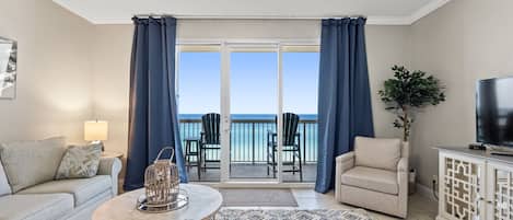 Living room & balcony overlooking the beach 