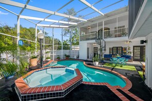 Rent this spacious 5 BR King Bed w/ screened-in pool/spa a block from the Bay