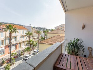 Himmel, Pflanze, Gebäude, Daytime, Eigentum, Baum, Urban Design, Nachbarschaft, Wohngebiet, Gehölz