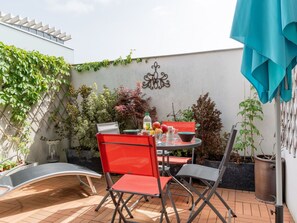 Plant, Furniture, Table, Flower, Green, Flowerpot, Chair, Houseplant, Wood, Outdoor Furniture