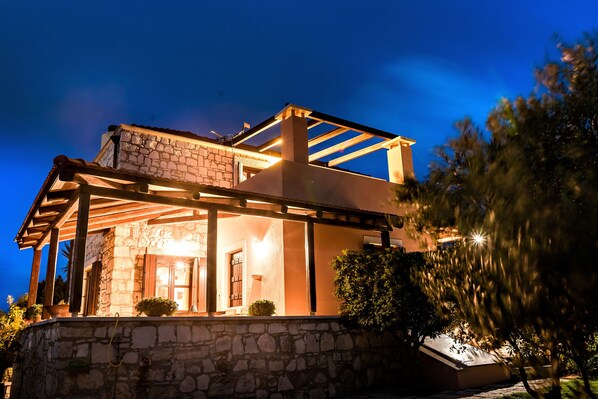 Nighttime bliss at villa Fyllosia : relaxation and pure enchantment.