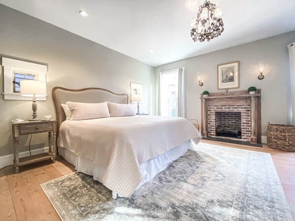 Large Bedroom w/ King Bed 