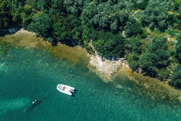 Happinest Treehouse is right on the waters.