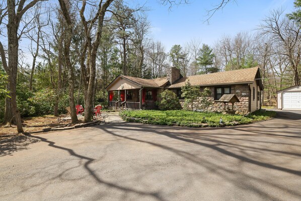 Drive up  to our home and start Vacation!  With ample parking for everyone!