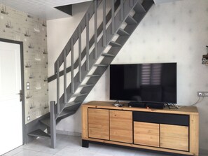 TV avec le bouquet canal + et Amazon Prime
escalier  pour accéder à la chambre 