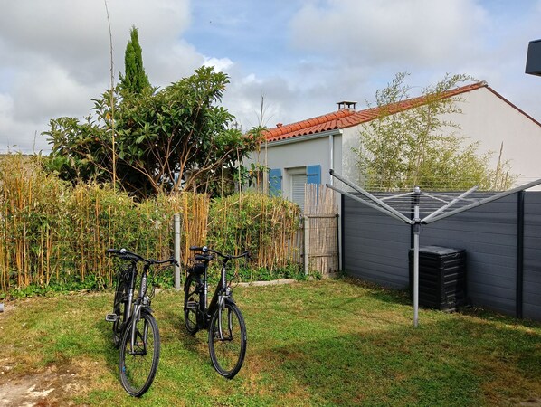 2 vélos électriques mis à votre disposition 