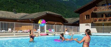 Piscine avec vue sur les montagnes.