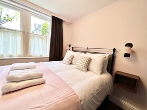 Bedroom with Kingsize Bed (2)