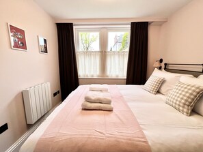 Bedroom with Kingsize Bed (3)