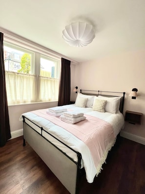 Bedroom with Kingsize Bed (1)