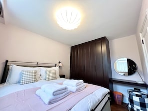 Bedroom with Kingsize Bed (4)