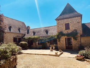 Main house and pigeonnier