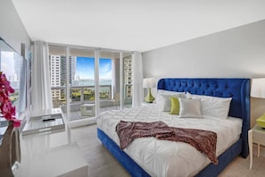 2nd master bedroom suite, king bed, balcony access, bathroom