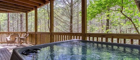 Cades Cove Escape's bubbling hot tub