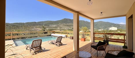 Grande terrasse avec piscine superbe vue dégagée 