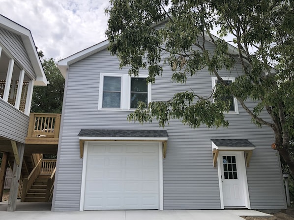 Private two-level guest house in a quiet residential neighborhood.