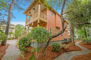 Side and front view of the house 