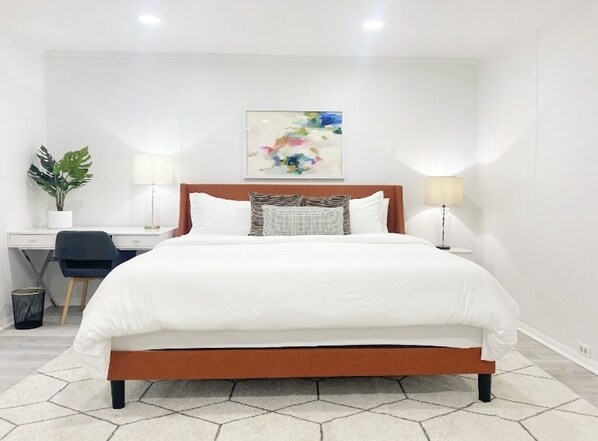 Master BR w/ a King bed and walk in closet