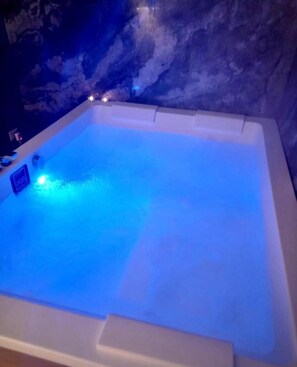 Indoor spa tub