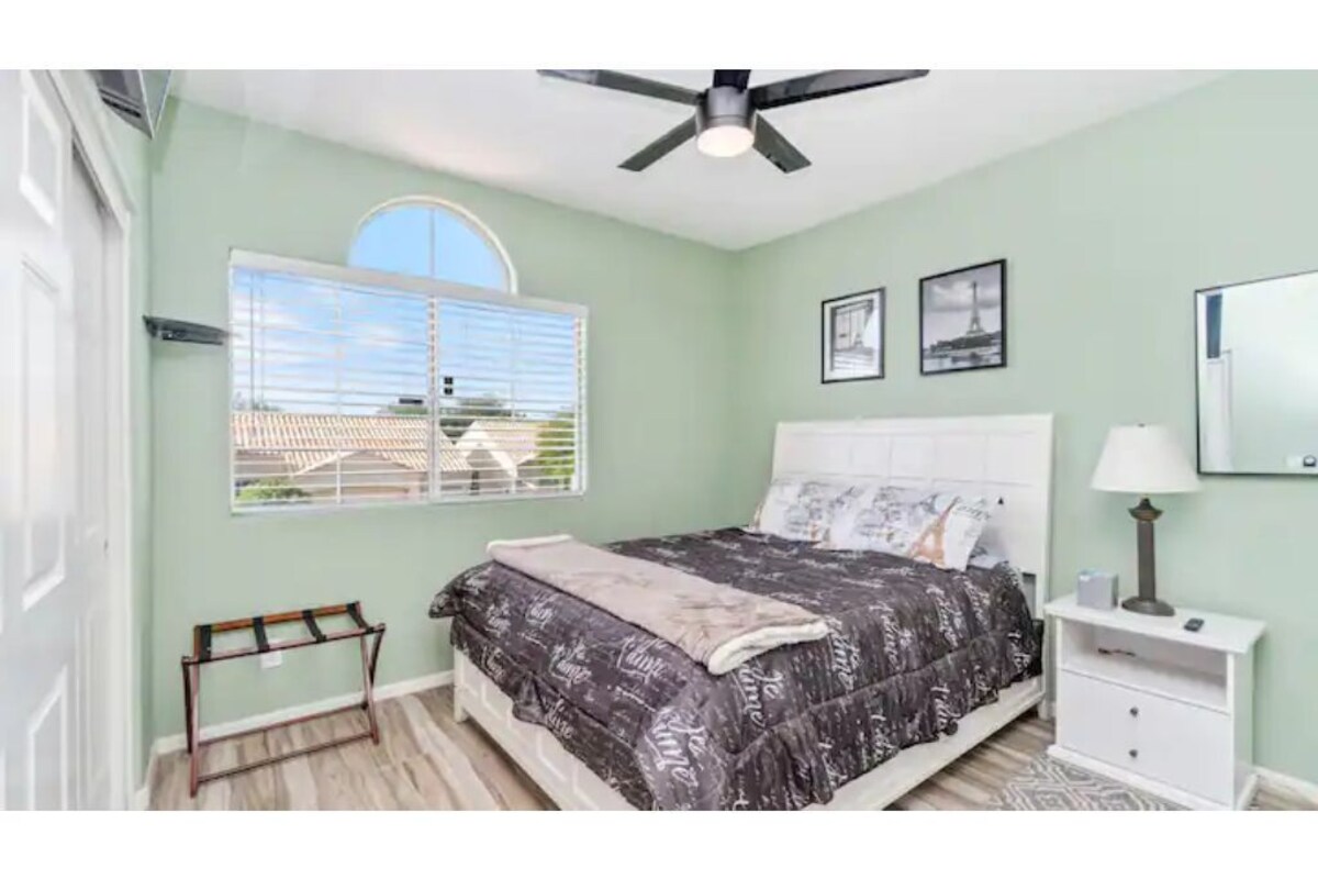Tropical Paradise in Garden Lakes!