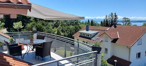 sonniger Balkon (6,00 m x 2,60m) mit schönem Blick auf den Bodensee u. die Alpen