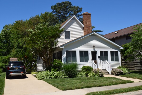 Welcome to 207 Scarborough Avenue!