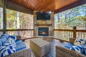 Outdoor Living Area | Smart TV | Fireplace