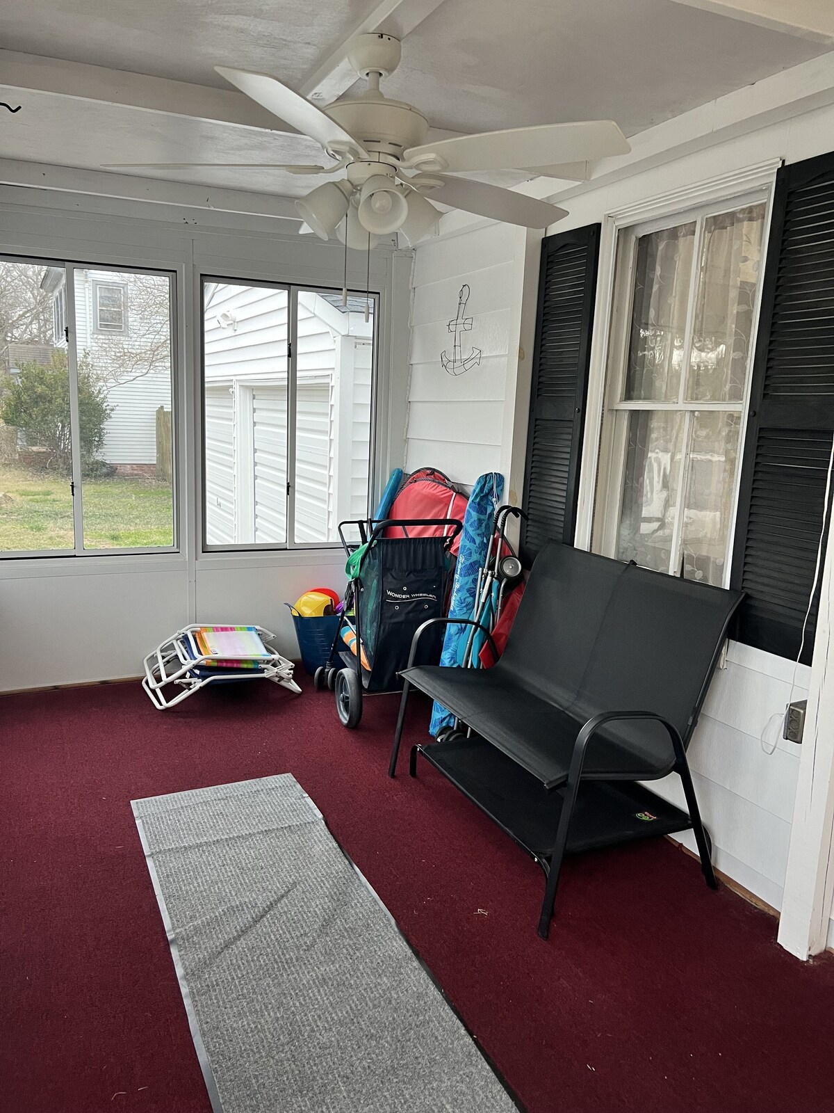 Great location. Linens included!
