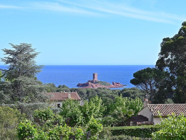 Ciel, Nuage, L'Eau, Bâtiment, Paysage Naturel, Arbre, Végétation, Cotiers Et Relief Océaniques, Biome, Paysage