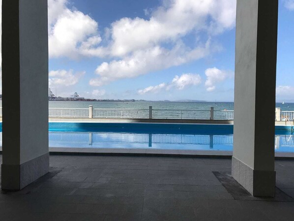 Gran piscina con zona de solarium y salida directa a  la playa
