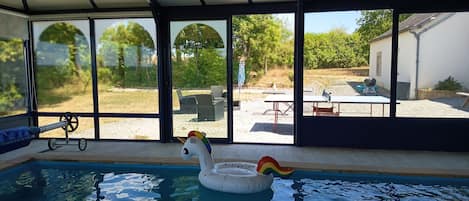 piscine chauffée barbecue,salon ,ping pong , terrain de pétanque...