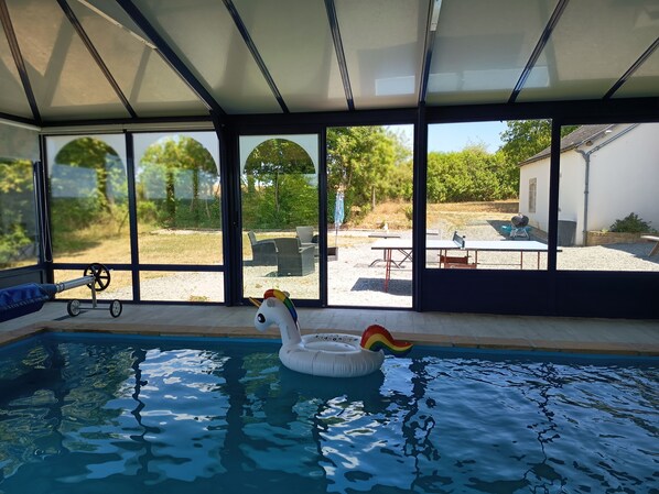 piscine chauffée barbecue,salon ,ping pong , terrain de pétanque...